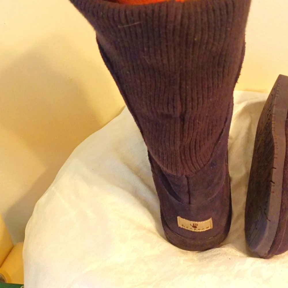 Bearpaw black tall suede and sweater material size 8